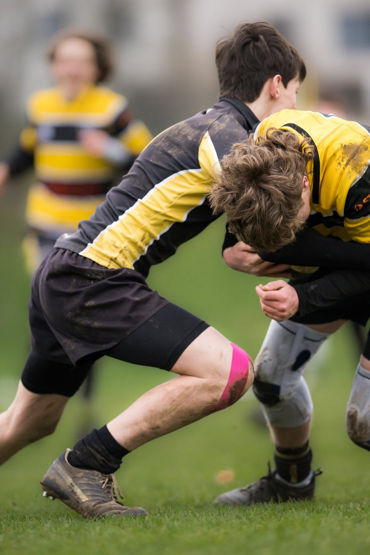 Zwei Personen im Fokus beim Rugby spielen